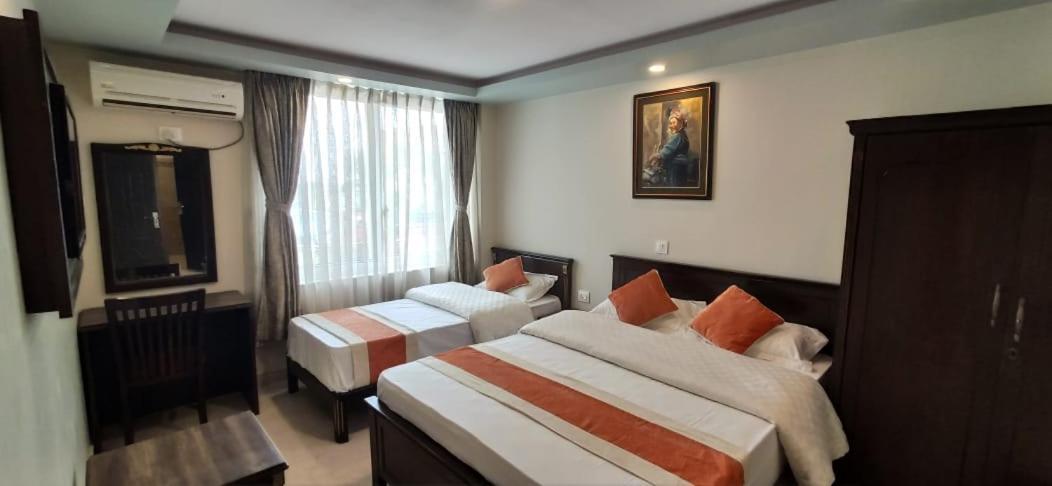 Hotel Pipal Tree Катманду Екстериор снимка